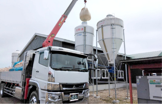 生産者の農場へ飼料を配送